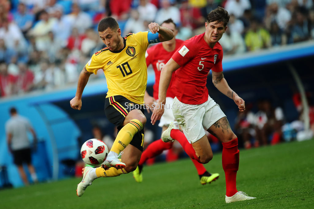 又伤了！巴萨官方：奥尔莫左肩脱臼，预计伤缺一个月（巴萨官宣奥尔莫左肩脱臼，预计缺阵一个月）