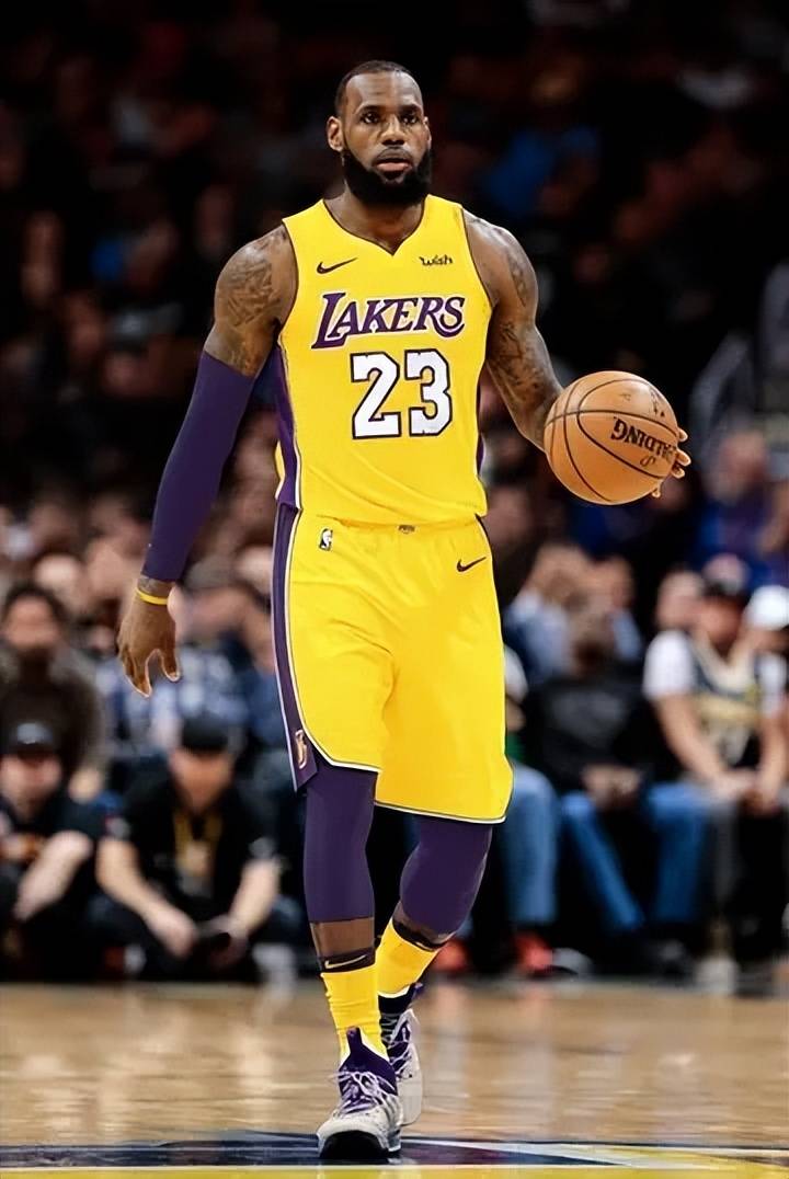 1次扛旗2次退赛！带伤出征的郑钦文，为何仍是湖北队的骄傲？（带伤仍前行：郑钦文一次扛旗两度退赛，何以依旧让湖北队自豪？）